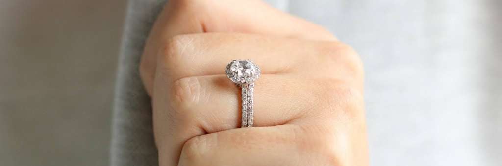 Round Cut Engagement Ring